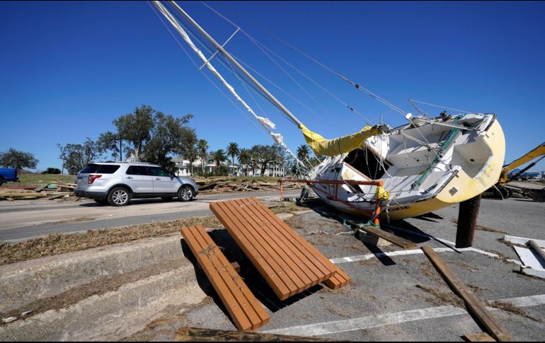 Un bote quedó sobre una autopista en Pass Christian, Mississippi, luego del paso de 