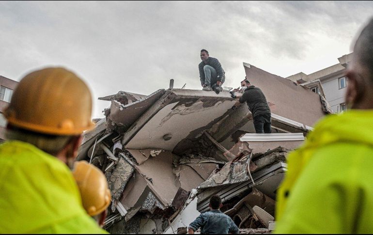 Según información del gobierno, cuatro edificios fueron destruidos y más de 10 se derrumbaron en Esmirna, la tercera ciudad mayor del país. AFP / M. Cakir