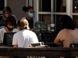 Vista de varias personas portando mascarillas en la terraza de un bar en Los Ángeles, California. EFE/E. Laurent