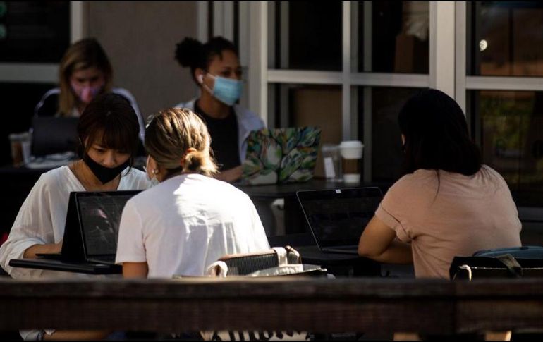 Vista de varias personas portando mascarillas en la terraza de un bar en Los Ángeles, California. EFE/E. Laurent