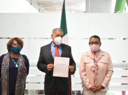 López Obrador declaró que Rosa Icela Rodríguez (d) se mostró sorprendida tras enterarse de su nominación. TWITTER/@rosaicela_