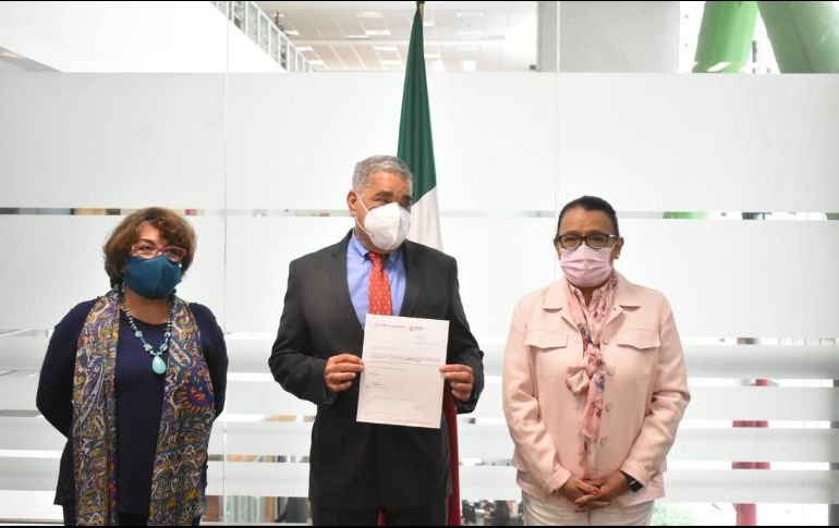 López Obrador declaró que Rosa Icela Rodríguez (d) se mostró sorprendida tras enterarse de su nominación. TWITTER/@rosaicela_