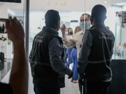 Inspectores municipales conminan a un comerciante a cerrar su local en el primer día de restricciones para bajar la tasa de contagios. EL INFORMADOR/G. Gallo