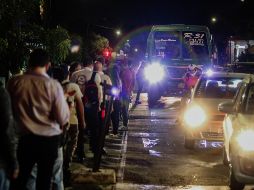 Hubo hacinamientos en las paradas de los camiones y en las unidades del transporte público de la metrópoli. EL INFORMADOR/G. Gallo