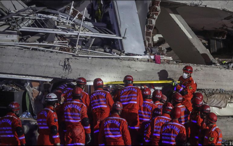 Suben a 27 los muertos por sismo en Turquía y Grecia
