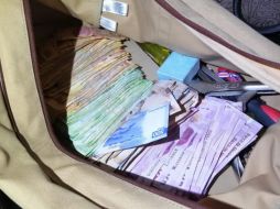 Durante la revisión les encontraron un arma de fuego, cerca de 50 mil pesos en efectivo y joyas. ESPECIAL