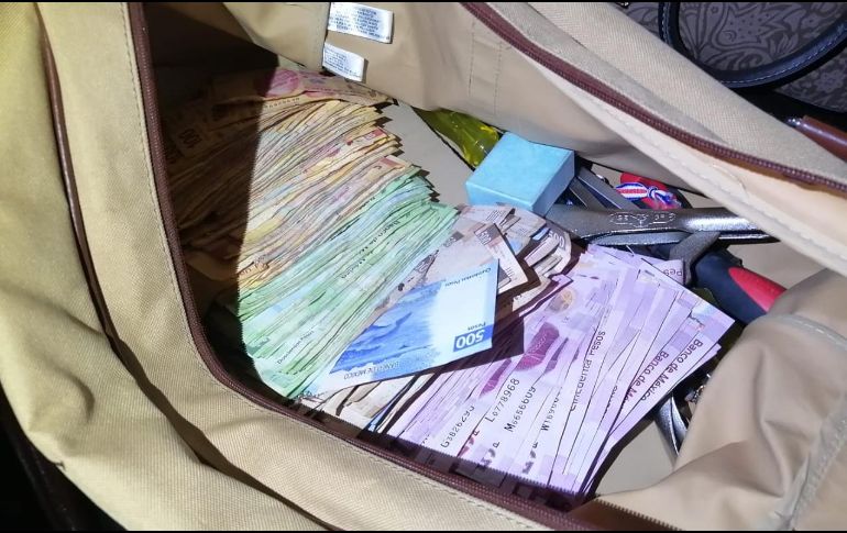 Durante la revisión les encontraron un arma de fuego, cerca de 50 mil pesos en efectivo y joyas. ESPECIAL