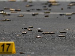La mujer tenía 13 impactos de bala y en el lugar de los hechos se encontraron 38 casquillos, siete balas deformadas, dos esquirlas y un cargador desabastecido. AP/ARCHIVO