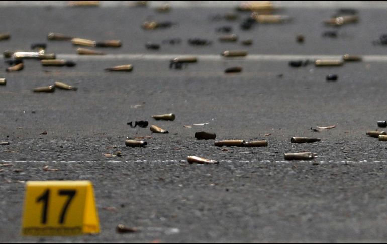La mujer tenía 13 impactos de bala y en el lugar de los hechos se encontraron 38 casquillos, siete balas deformadas, dos esquirlas y un cargador desabastecido. AP/ARCHIVO