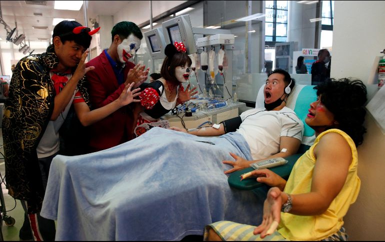 Elementos del National Blood Center en Bangkok, Tailandia, festejan con un paciente. EFE / R. Yongrit