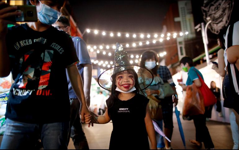 Niños salen junto a sus padres en calles de Bagkok, Tailandia. EFE / D. Azubel