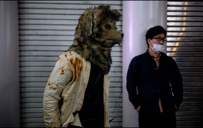 Paseantes evitan contagios con el uso de máscaras en Tokio, Japón. AFP