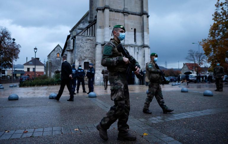 El primer ministro Jean Castex reiteró la promesa del gobierno de apostar efectivos militares en templos y escuelas religiosas. EFE / T. Coex