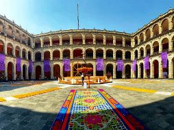 ''Con esta ofrenda apegada a costumbres que vienen de lejos, recordamos a los difuntos niños y adultos'', señaló el Mandatario. TWITER / @JesusRCuevas