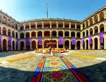 ''Con esta ofrenda apegada a costumbres que vienen de lejos, recordamos a los difuntos niños y adultos'', señaló el Mandatario. TWITER / @JesusRCuevas