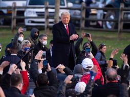 Donald Trump saluda a la multitud al salir de un evento de campaña en Newtown, Pensilvania. EFE/T. Van Auken