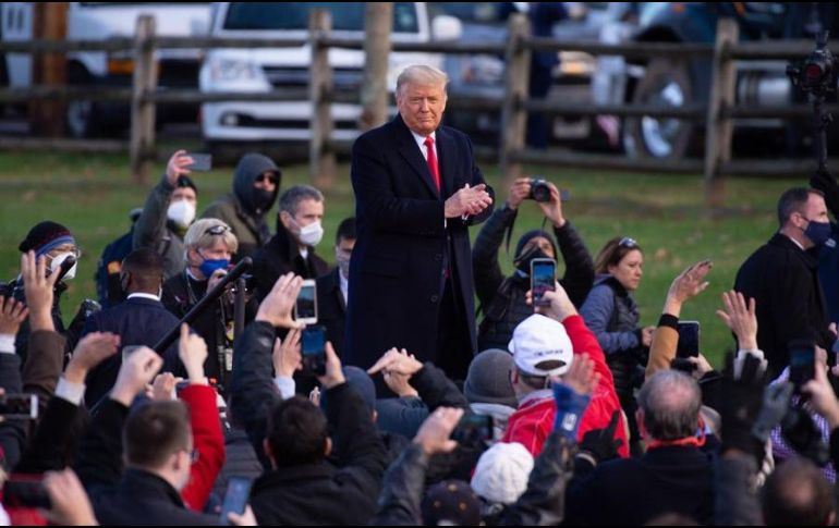 Donald Trump saluda a la multitud al salir de un evento de campaña en Newtown, Pensilvania. EFE/T. Van Auken