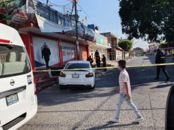 El automotor presentaba dos impactos de bala en las luces traseras y en la facia; se presume que su tripulante logró escapar del ataque. EL INFORMADOR