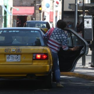 Denuncian tarifas altas de taxis durante fin de semana