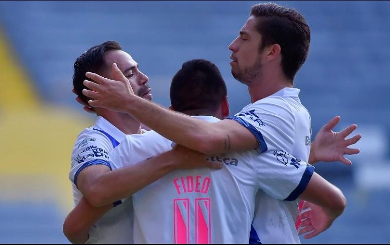 George Corral, Daniel Álvarez y Santiago Ormeño festejan la única anotación registrada en el encuentro. IMAGO7/S. Bautista