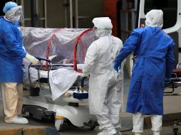 Paramédicos trasladan a una persona infectada de coronavirus al Hospital General de Ciudad Juárez, Chihuahua. EFE/L. Torres