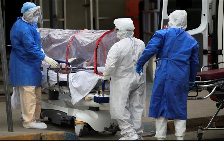 Paramédicos trasladan a una persona infectada de coronavirus al Hospital General de Ciudad Juárez, Chihuahua. EFE/L. Torres