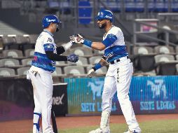 PODEROSO. El cubano Dariel Álvarez (der.) se sirvió con la cuchara grande al ser responsable de impulsar cinco de las 12 carreras de los caporales. IMAGO7