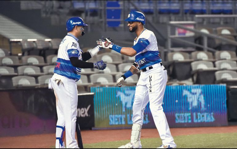 PODEROSO. El cubano Dariel Álvarez (der.) se sirvió con la cuchara grande al ser responsable de impulsar cinco de las 12 carreras de los caporales. IMAGO7