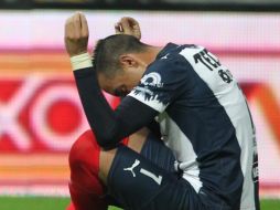 DIANA DE TRES PUNTOS. El delantero argentino marca al rozar de cabeza  un balón que llevaba rumbo a la portería. IMAGO7