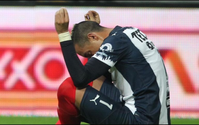 DIANA DE TRES PUNTOS. El delantero argentino marca al rozar de cabeza  un balón que llevaba rumbo a la portería. IMAGO7