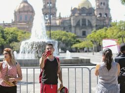 RESTRICCIONES. Los visitantes al Centro se encontraron con vallas que limitaron sus recorridos. EL INFORMADOR • G. Gallo