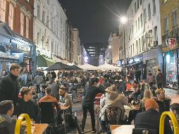 Contradicción. Previo al confinamiento de un mes, británicos bebían y comían en el Centro de Londres. AP