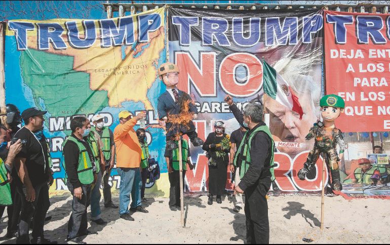 EN LA FRONTERA NO LO QUIEREN. Unos 50 migrantes mexicanos y centroamericanos se reunieron en la zona de Playas de Tijuana, en donde protestaron contra la violencia policial con la quema de dos piñatas con la figuras del presidente estadounidense, Donald Trump, y de un agente de la Policía. AFP