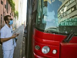 IDENTIFICADOS. Los trabajadores de rubros esenciales, como el sector salud (foto), pueden abordar el transporte público los fines de semana, ya sea al mostrar el uniforme o una identificación de su empresa. EL INFORMADOR • G. Gallo