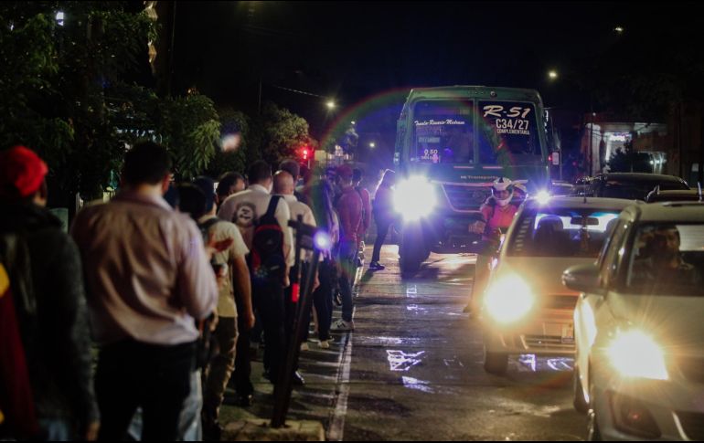 El Gobierno estatal activó el botón, que los fines de semana sólo permite usar el transporte público a trabajadores de giros esenciales, para tratar de contener los contagios de COVID-19. EL INFORMADOR/G. GALLO