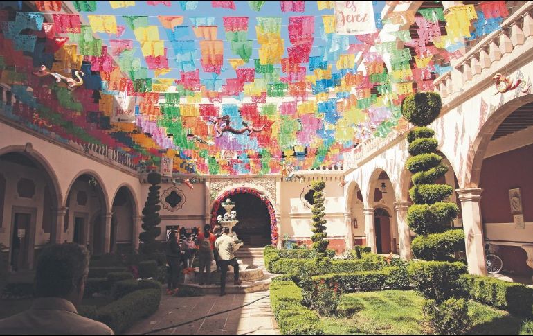 Palacio municipal. Siempre en movimiento, aunque presumiendo una colorida decoración.  EL INFORMADOR • F. González