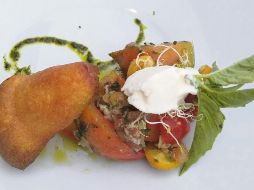 Fiesta de jitomates orgánicos y mousse de mozzarella. Ligero en calorías y sensual en sabor; perfecta opción de apertura. EL INFORMADOR • F. González