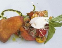 Fiesta de jitomates orgánicos y mousse de mozzarella. Ligero en calorías y sensual en sabor; perfecta opción de apertura. EL INFORMADOR • F. González