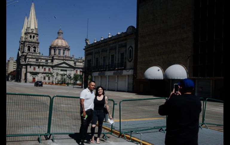 Personas posan para una foto junto a una valla colocada en Paseo Alcalde. EL INFORMADOR/G. Cruz