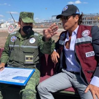 Dan tour a Roberto Palazuelos en aeropuerto de Santa Lucía