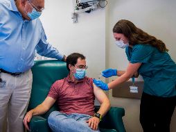 Aner Ottolenghi, de 34 años, recibe este domingo la potencial vacuna en el hospital Hadassah en Jerusalén. AFP/O. Hakook