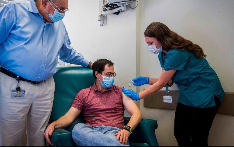 Aner Ottolenghi, de 34 años, recibe este domingo la potencial vacuna en el hospital Hadassah en Jerusalén. AFP/O. Hakook
