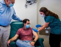 Aner Ottolenghi, de 34 años, recibe este domingo la potencial vacuna en el hospital Hadassah en Jerusalén. AFP/O. Hakook