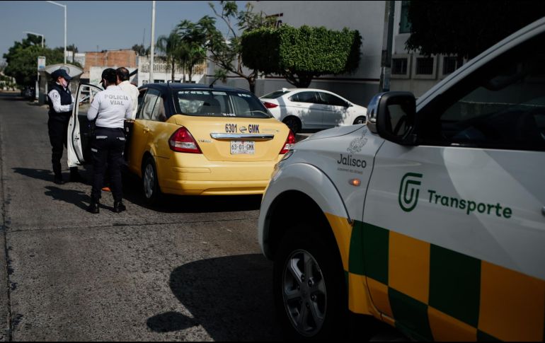 Con la activación del botón de emergencia, el Gobierno de Jalisco determinó que los taxis prestarían servicio sin restricción de horarios, pero tendrían que aplicar tarifas solidarias. EL INFORMADOR / G. Gallo