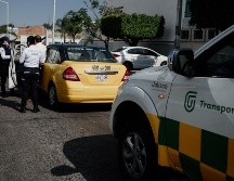 Con la activación del botón de emergencia, el Gobierno de Jalisco determinó que los taxis prestarían servicio sin restricción de horarios, pero tendrían que aplicar tarifas solidarias. EL INFORMADOR / G. Gallo