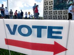 Ciudadanos hacen fila este domingo para votar anticipadamente en  Hialeah, Florida. EFE/C. Herrera-Ulaxhkevich