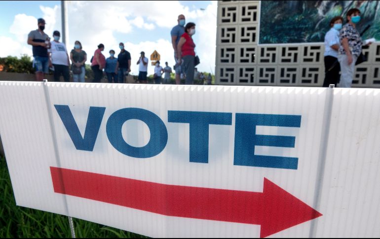 Ciudadanos hacen fila este domingo para votar anticipadamente en  Hialeah, Florida. EFE/C. Herrera-Ulaxhkevich