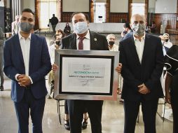 El alcalde Ismael del Toro. Entregó el galardón por altruismo a Enrique Michel Velasco.