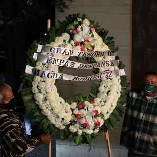 Magda Rodríguez recibe un centenar de flores en su último adiós