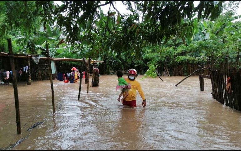 Un bombero apoya en labores de rescate en una zona inundada a causa del huracán 